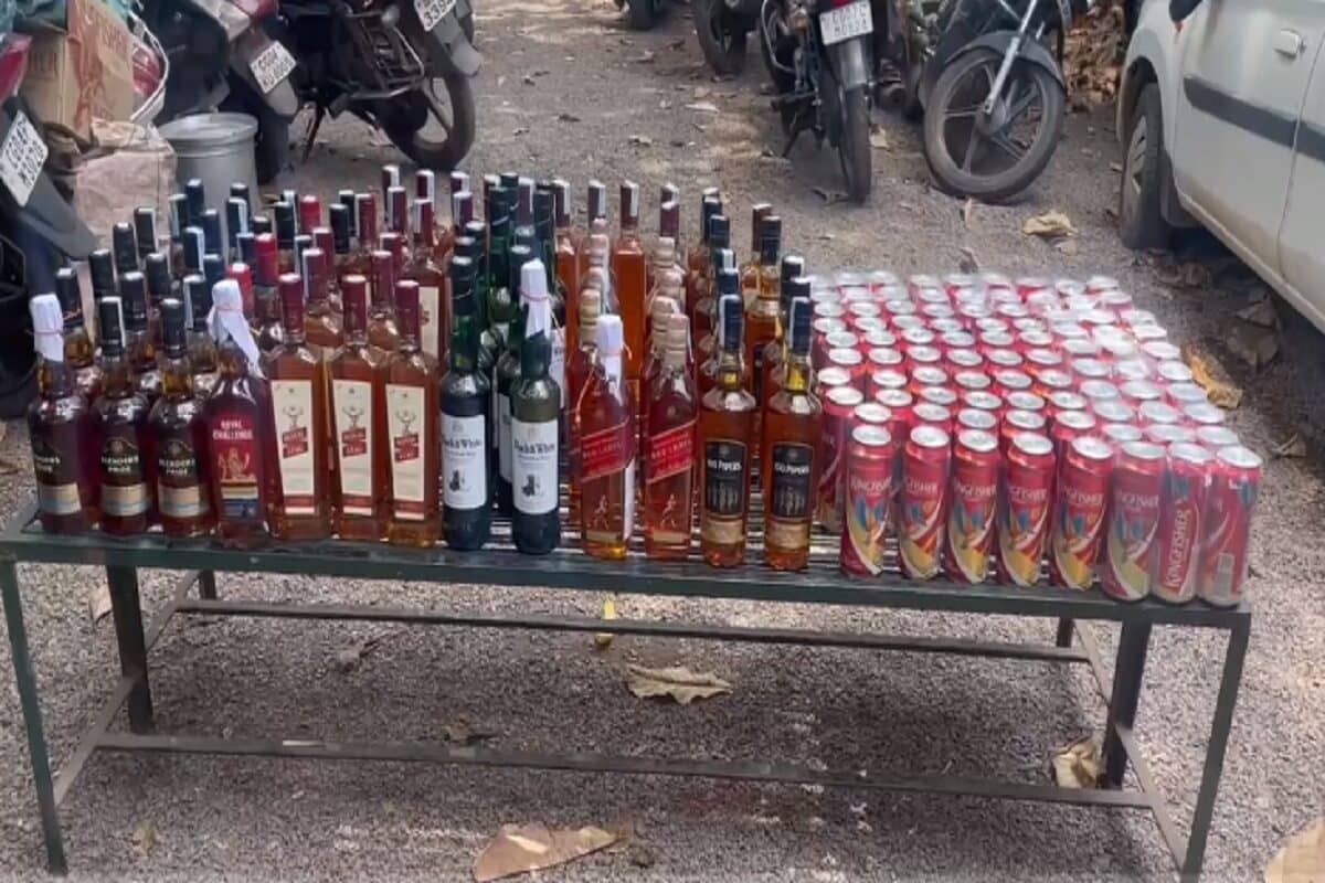 CG News: रायपुर में आबकारी विभाग की दबिश, 105 लीटर विदेशी शराब जब्त, देखें वीडियो