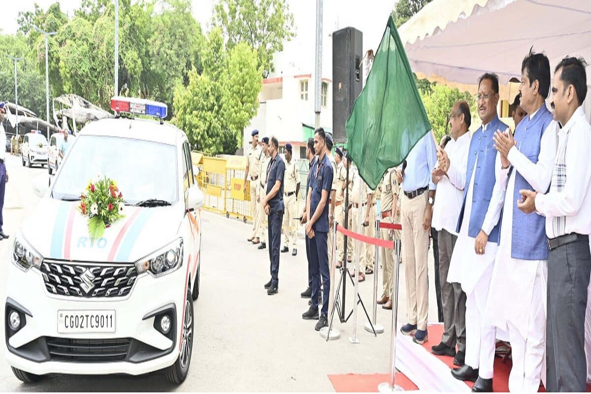 CG News: मुख्यमंत्री ने परिवहन सुरक्षा बेड़े में शामिल 48 वाहनों को झंडी दिखाकर किया रवाना, कर्मियों को सौंपी वाहनों की चाबी