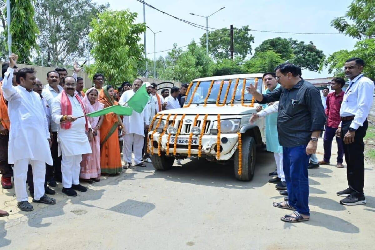 CG News: उप मुख्यमंत्री अरुण साव ने बैटरी ले जा रहे वाहन को हरी झंडी दिखाकर किया रवाना, 13 बसाहटों के 322 घर और गलियां होंगी रोशन