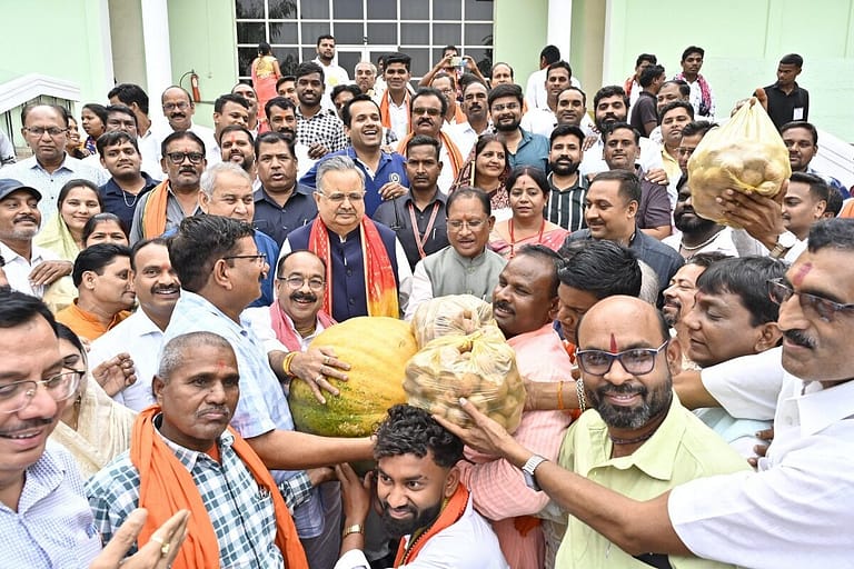 CG News: किसानों ने CM साय को भेंट किया 40 किलो का विशाल मखना, देखें तस्वीरें