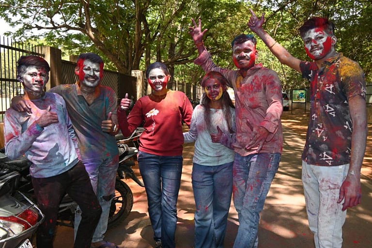 होली के रंग में सराबोर हुई युवाओं की टोली, SEE PICS
