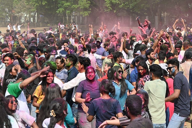 स्टूडेंट्स ने खुब खेली होली, उड़ाये रंग-गुलाल, SEE PiCS